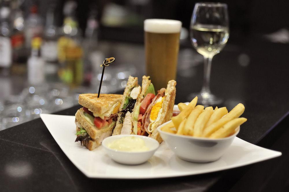 Mercure Melbourne Treasury Gardens Экстерьер фото
