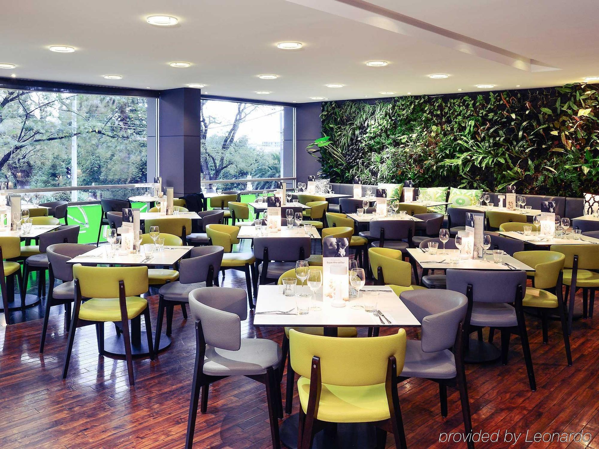 Mercure Melbourne Treasury Gardens Экстерьер фото