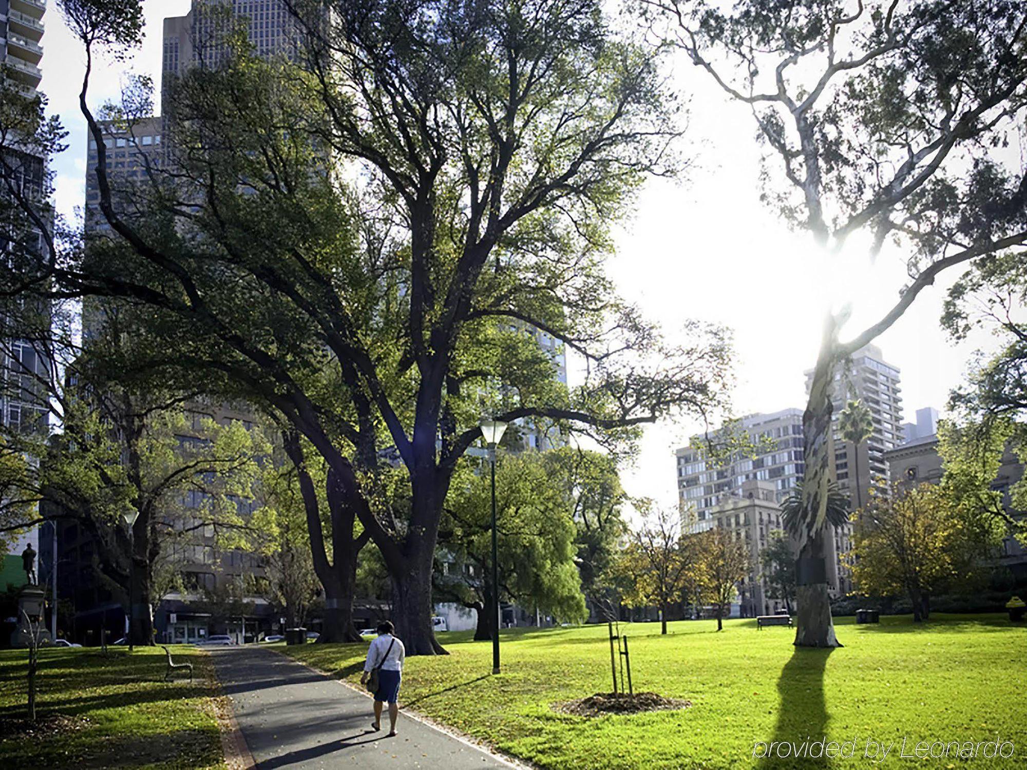 Mercure Melbourne Treasury Gardens Экстерьер фото
