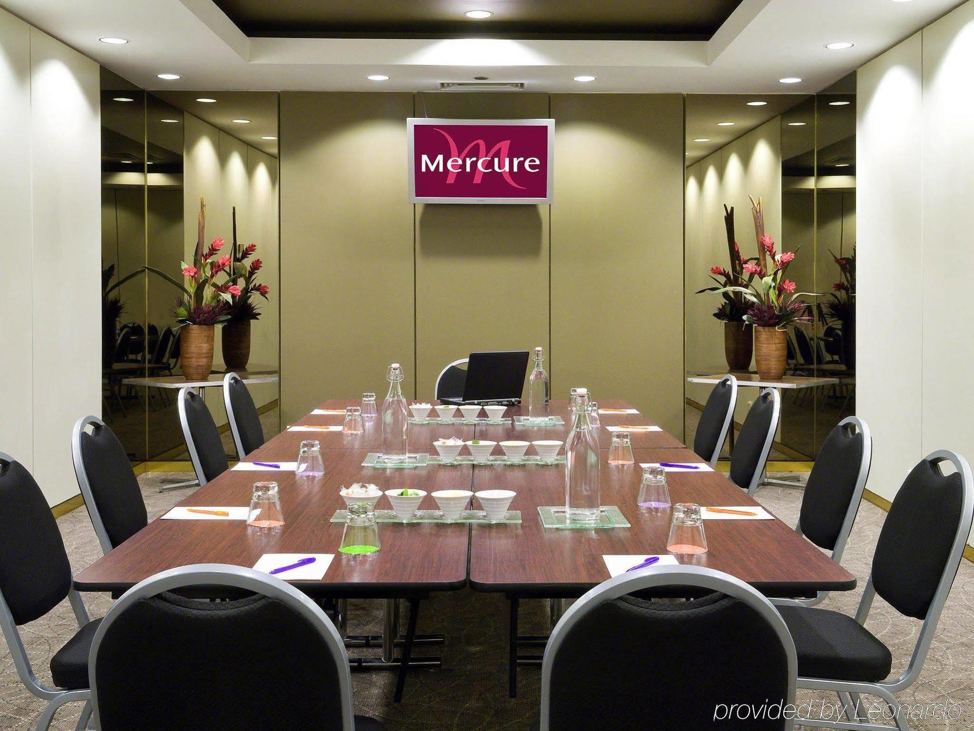 Mercure Melbourne Treasury Gardens Экстерьер фото