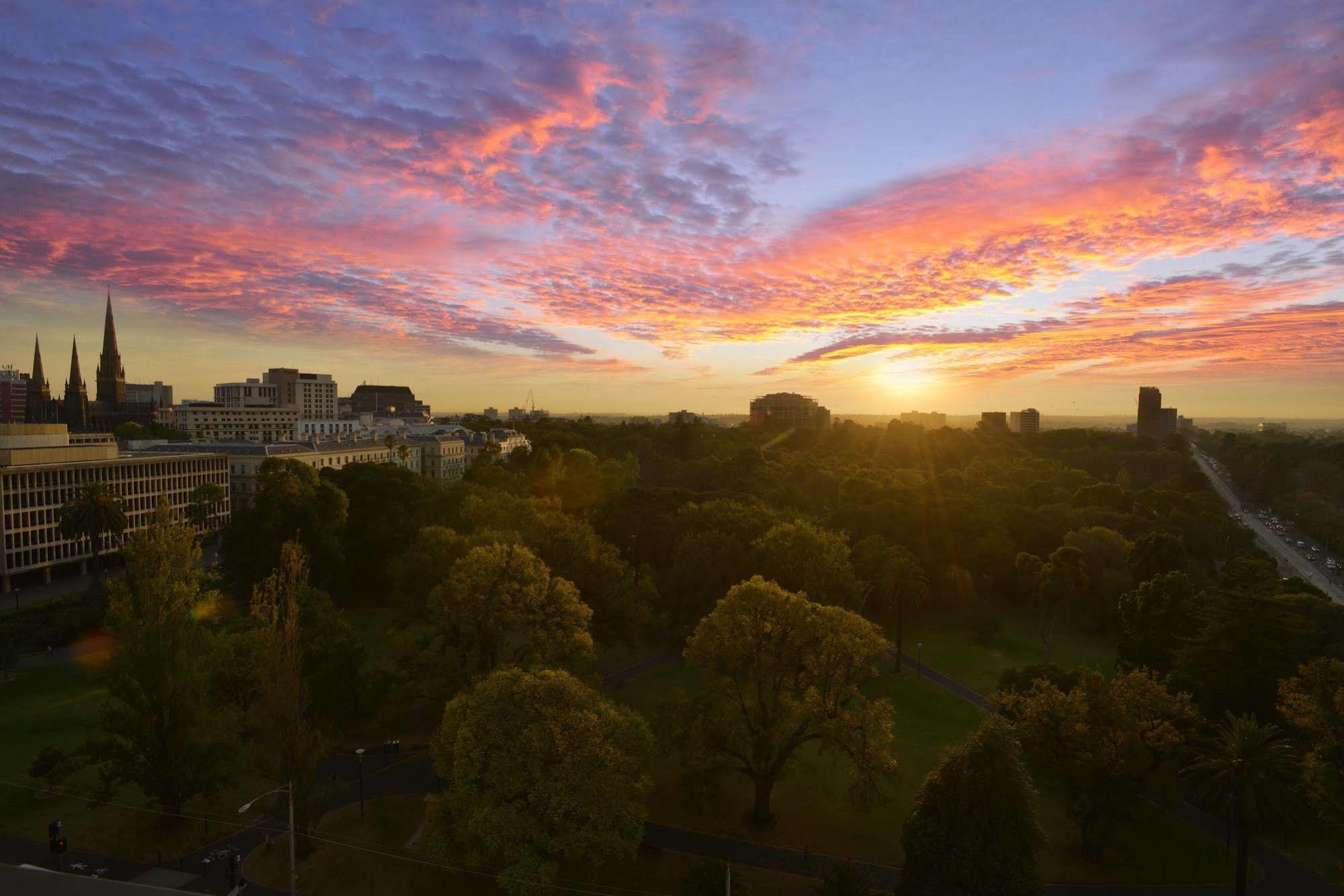 Mercure Melbourne Treasury Gardens Экстерьер фото