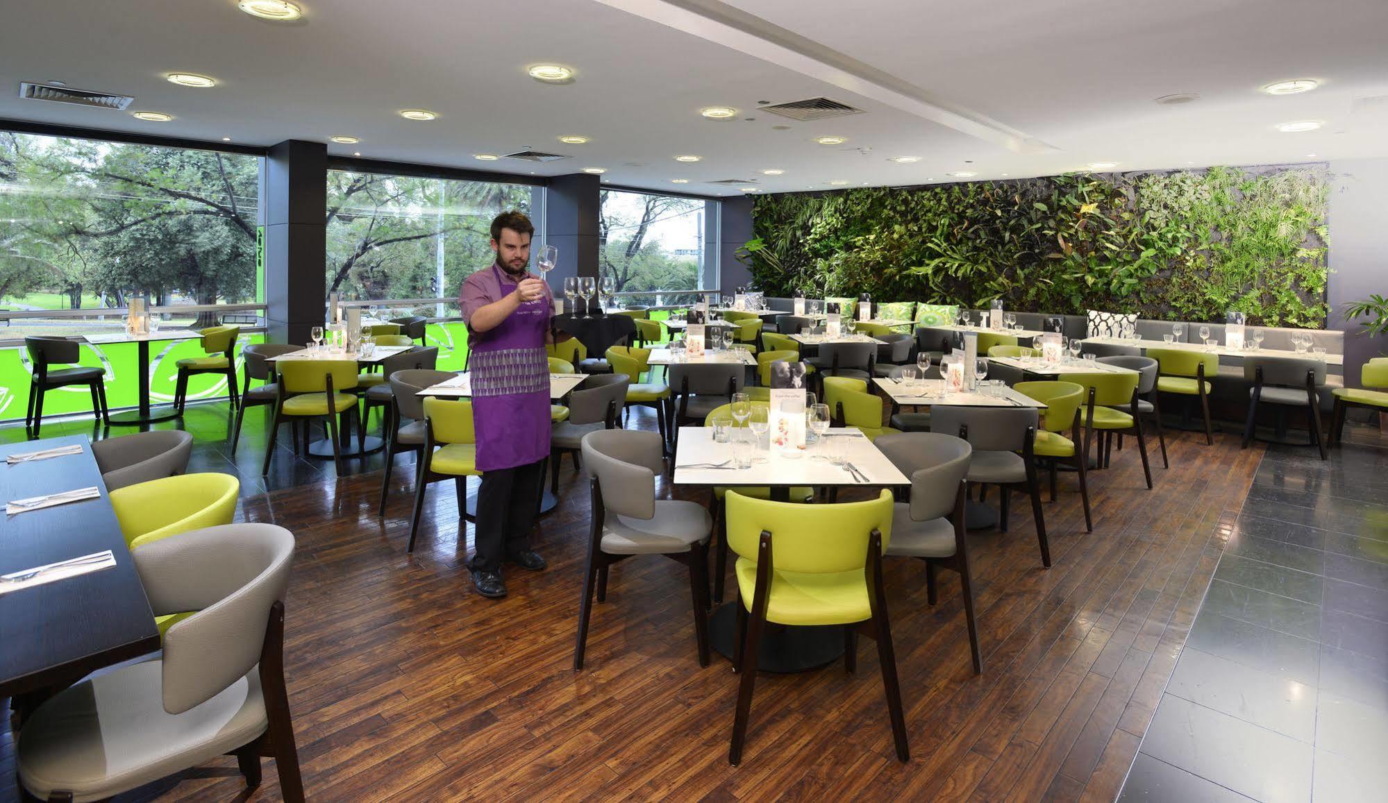 Mercure Melbourne Treasury Gardens Экстерьер фото